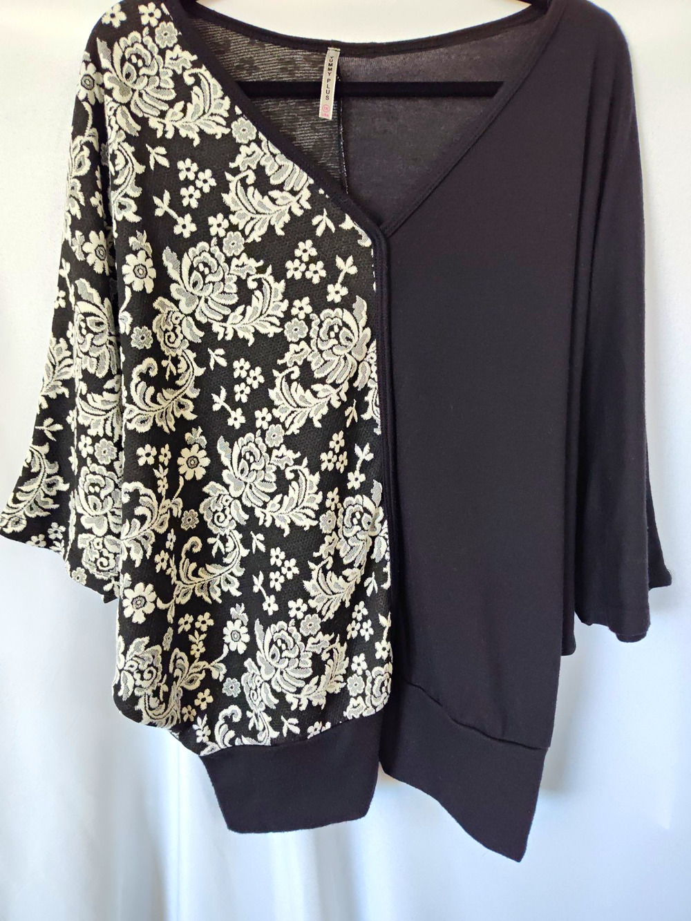 Yummy Plus 1X Black White Floral Knit Dolman 3/4 Sleeve Scoop Neck Tunic